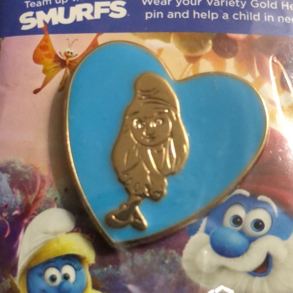 SONY Pictures Smurfs, The Lost Village Movie Collectible SMURFETTE Heart Pin New - Picture 2 of 9